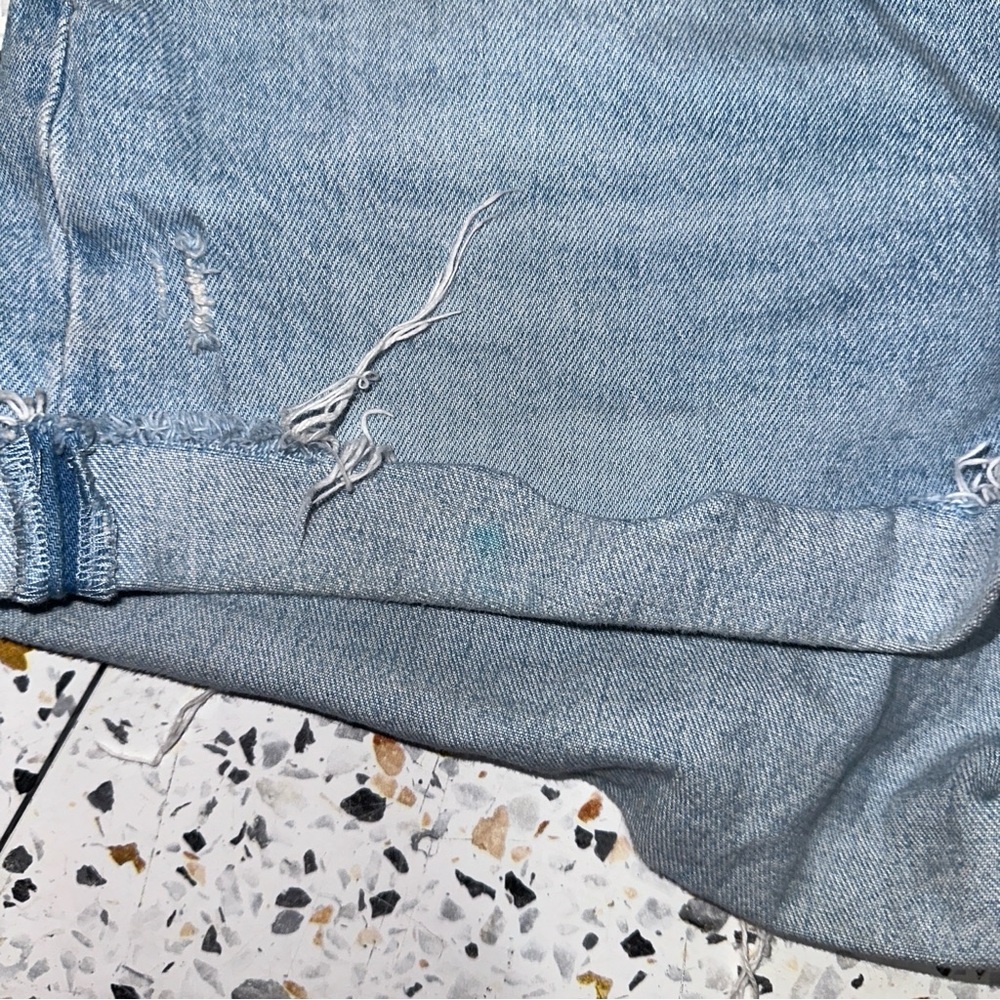 Levi’s Ribcage Shorts - Picture 4 of 4